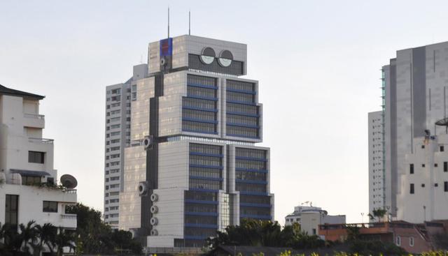 Edificio robot. Ubicado en Bangkok, Tailandia, la obra fue del arquitecto Sumet Jumsai para el Banco de Asia, y su objetivo es reflejar la informatización de la banca. (Flickr bajo licencia de Creative Commons)