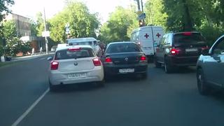 VIDEO: Atropellan a conductor y se da a la fuga