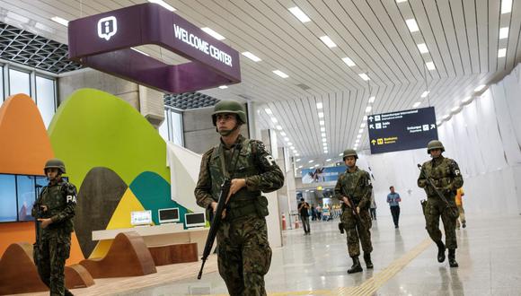 Personal de la Fuerza Aérea de Brasil hace guardia en la zona de llegadas del Aeropuerto Internacional Galeao en Río de Janeiro, el 25 de julio de 2016. (Foto referencial, YASUYOSHI CHIBA / AFP).