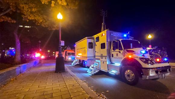 Un camión de la policía permanece estacionado cerca de la Asamblea Nacional de Quebec, después del ataque que dejó dos personas muertas y cinco heridos. (Foto de Jordan PROUST / AFP).