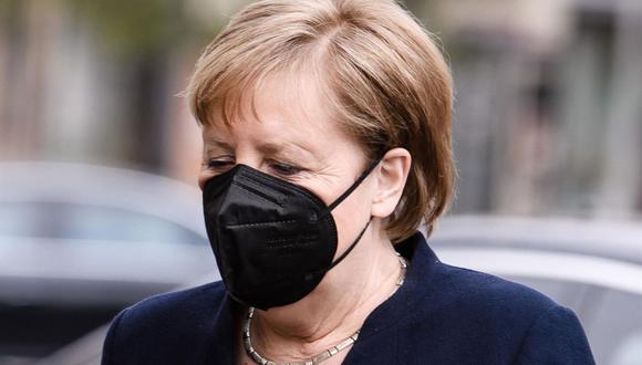 La canciller alemana Angela Merkel llega para el acto central del duelo por los fallecidos durante la pandemia de coronavirus en la sala de conciertos Konzerthaus Berlin, el 18 de abril de 2021. (EFE / EPA / CLEMENS BILAN).