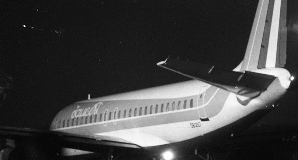 Lima, 7 de enero de 1991. Cuatro meses después de la tragedia del Boeing 727 de Faucett, un avión muy parecido al accidentado reposa en la noche en el Aeropuerto Internacional Jorge Chávez de Lima, el lugar a donde debió haber llegado a salvo el avión que desapareció frente a Terranova (Canadá) en setiembre de 1990. (Foto: GEC Archivo Histórico)