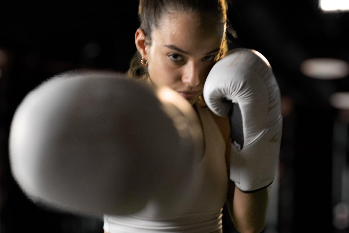Mujer con guantes de boxeo rojos, guante de boxeo kickboxing, mujer con  guantes de boxeo, aptitud, deporte, mano png