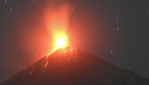 El volcán de Fuego, visto desde Alotenango, municipio del departamento de Sacatepéquez a 65 km al suroeste de la ciudad de Guatemala, el 14 de febrero de 2021. (Johan ORDONEZ / AFP).