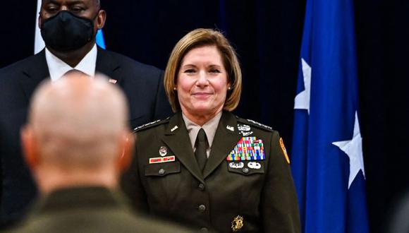 La comandante entrante del Comando Sur de los EE. UU., General Laura J. Richardson asiste a la ceremonia de cambio de mando del Comando Sur de los EE.UU. en la sede del SOUTHCOM en Doral, Florida. (Foto: CHANDAN KHANNA / AFP)