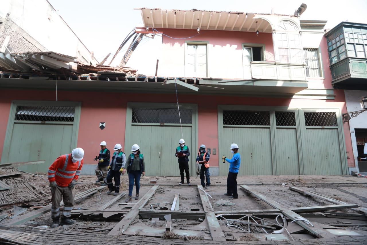 Se desmoronó balcón en el jirón Carabaya, del Centro de Lima. | Fotos: Lino Chipana/GEC