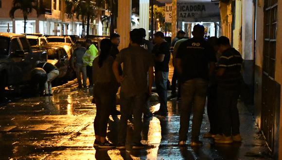 Policías ecuatorianos inspeccionan un taller luego de un asesinato múltiple que dejó 10 muertos en Guayaquil, Ecuador el 30 de abril de 2023. (Foto de Gerardo MENOSCAL / AFP)
