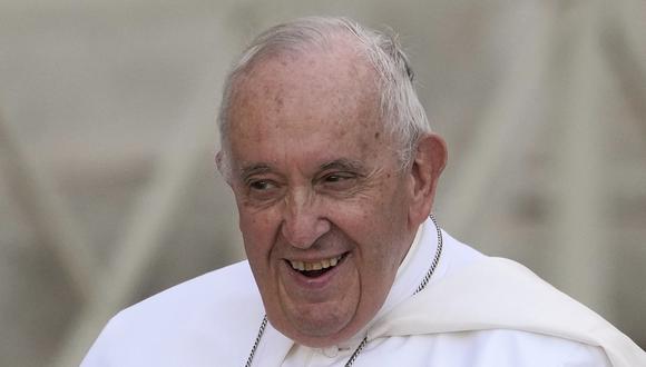 El Papa Francisco sonríe cuando llega a la Plaza de San Pedro en el Vaticano para los participantes en el Encuentro Mundial de las Familias en Roma.