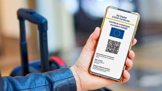 ¿Qué es y cómo funciona el certificado digital del COVID-19 que ayudará a los viajeros de la Unión Europea?