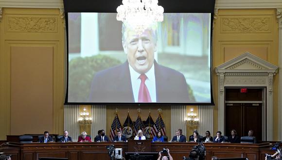 Un video del expresidente de los Estados Unidos, Donald Trump, se muestra en una pantalla durante una audiencia del Comité Selecto de la Cámara para investigar el ataque del 6 de enero al Capitolio de los Estados Unidos. Foto: Al Drago / POOL / AFP
