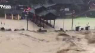 Lluvias torrenciales arrasan con casas en China [VIDEO]