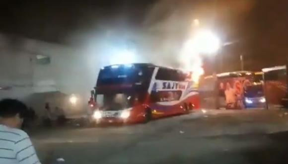 En el video se aprecia que las llamas se originaron en el segundo piso del bus. (Foto: Harry Gordillo Ayasta / @harrygordillo)
