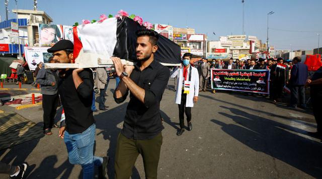 Los manifestantes iraquíes llevan ataúdes simulados de personas que fueron asesinadas durante las protestas contra el gobierno en curso en Nassiriya, Iraq.  (Foto: Reuters).