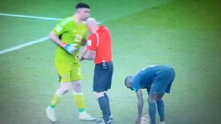 ‘Dibu’ Martínez quiso “presionar” a francés en los penales, pero árbitro lo evitó y le sacó amarilla | VIDEO