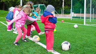 UEFA se une a Disney en un intento para que haya más niñas que jueguen al fútbol