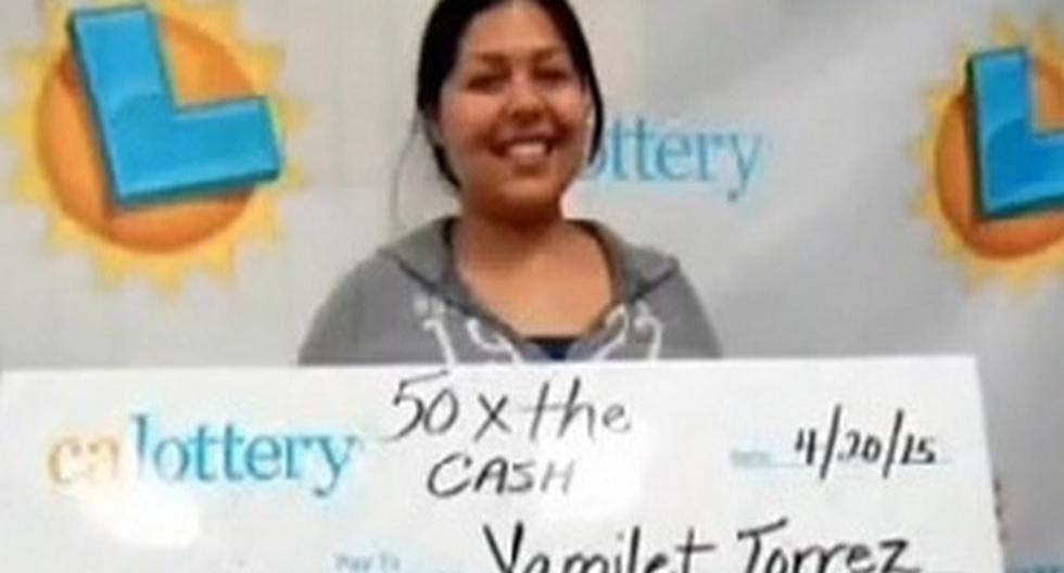 Yamilet Torrez sonríe mientras sostiene su cheque por un millón de dólares. (Foto: Captura)