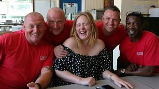Facebook: Adele visitó a los bomberos tras el incendio en Londres