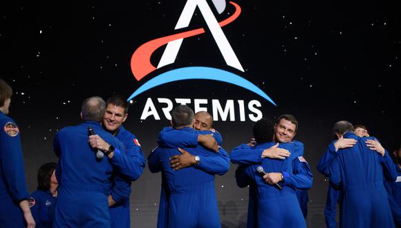 De izquierda a derecha los astronatas Jeremy Hansen, Victor Glover, Reid Wiseman y Christina Hammock Koch .