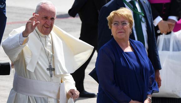 Michelle Bachelet despidió en el aeropuerto al papa Francisco antes de que partiera al Perú. (Foto: AFP/Pablo Porciuncula)