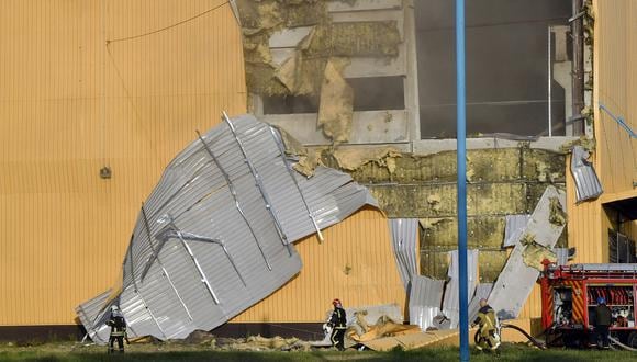 Rescatistas apagaron el fuego en una instalación industrial después de un ataque masivo de drones rusos dirigido principalmente a la capital ucraniana, en Kiev, el 28 de mayo de 2023. (Foto de Sergei SUPINSKY / AFP)