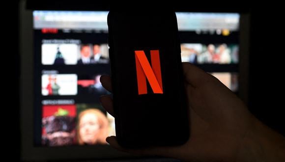 En esta ilustración fotográfica, las pantallas de una computadora y un teléfono móvil muestran el logotipo de Netflix el 31 de marzo de 2020 en Arlington, Virginia. (Foto de Olivier DOULIERY / AFP)
