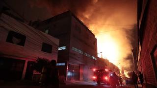 SJL: incendio en fábrica de productos químicos ya alcanzó techos de casas aledañas tras explosiones