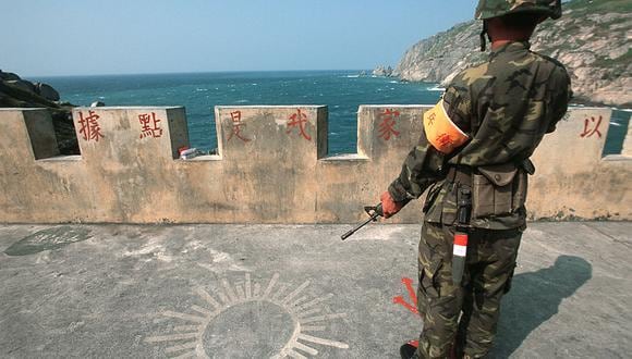 Un soldado taiwanés vigila el estrecho de Taiwán desde la isla de Matsu. (GETTY IMAGES).