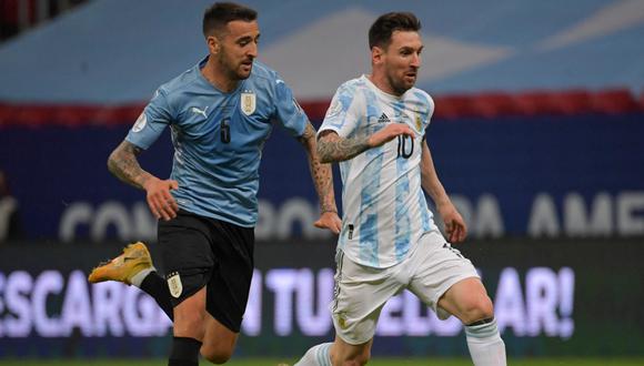 Argentina y Uruguay se enfrentan esta noche en el Estadio Monumental.