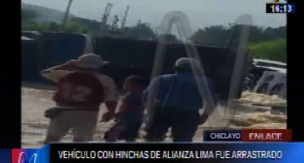La minivan que trasladaba a los hinchas desde Cutervo hacia Chiclayo fue arrastrada por las aguas en la quebrada Juana Ríos. (Foto: Captura)