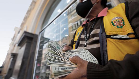 El precio del dólar tuvo un ligero descenso el lunes. (Foto: Jorge Cerdan/@photo.gec)