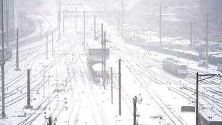 Tormenta de nieve que golpea a EE.UU. deja 130.000 hogares sin energía y se cancelan miles de vuelos