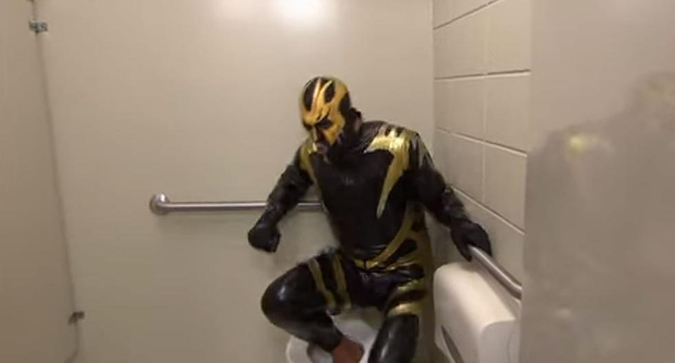 Goldust es sorprendio dentro del baño por R-Truth en WWE Monday Night RAW | Foto: WWE