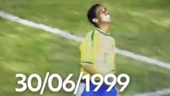 Ronaldinho celebrando su primer gol con la camiseta de Brasil.
