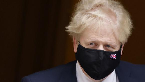 El primer ministro del Reino Unido, Boris Johnson, sale del número 10 de Downing Street usando una mascarilla el 26 de enero de 2022. (Foto: Tolga Akmen/ AFP)