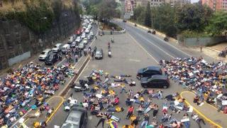 Venezuela: Forman barricada humana en autopista de Caracas