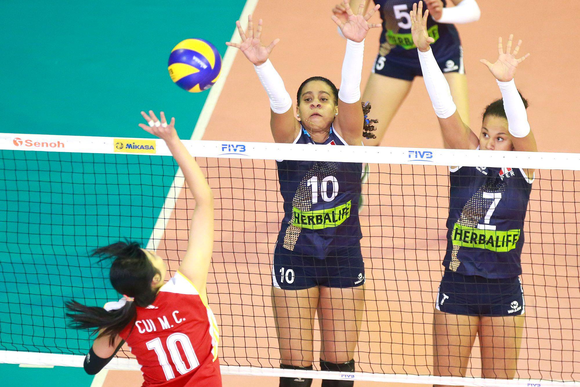 La selección peruana de vóley sub 18 superó a su similar de China en cuatro sets (25-17, 22-25, 25-18, 25-18). Perú sigue con vida en el torneo y debe vencer a Turquía en la última fecha. Foto: FPV