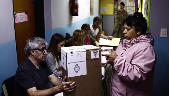 Una mujer vota en el colegio electoral de Tigre, Buenos Aires, durante las elecciones presidenciales argentinas del 22 de octubre de 2023. (Foto de Emiliano Lasalvia/AFP)