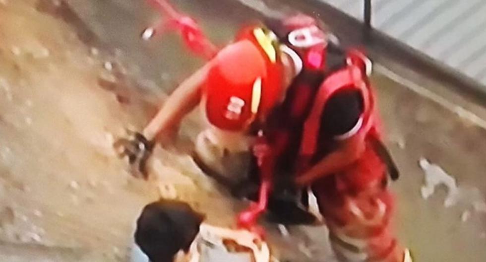 Rescatan a mujer que quedó atrapada en acantilado de la Costa Verde en Miraflores. (Foto: Andina)