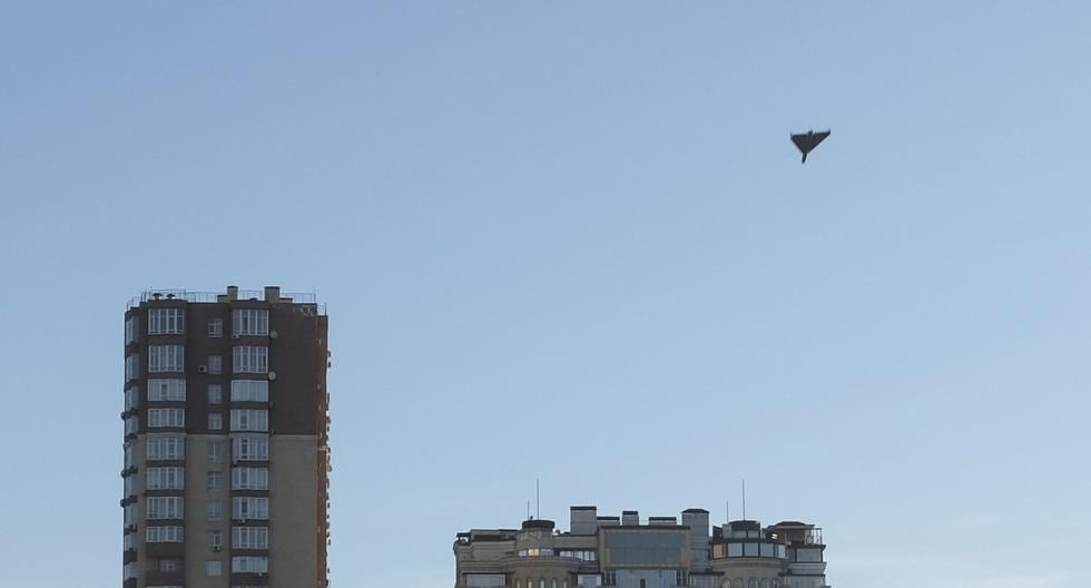 Uno de los drones suicida de origen iraní sobrevuela Kiev, el lunes 17 de octubre del 2022. EFE