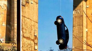 El misterio del auto que apareció colgado de un puente en Toronto