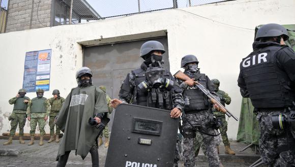 Soldados y policías hacen guardia afuera de la prisión Pichincha 1 en Quito, Ecuador, el 18 de noviembre de 2022. (Rodrigo BUENDÍA / AFP).