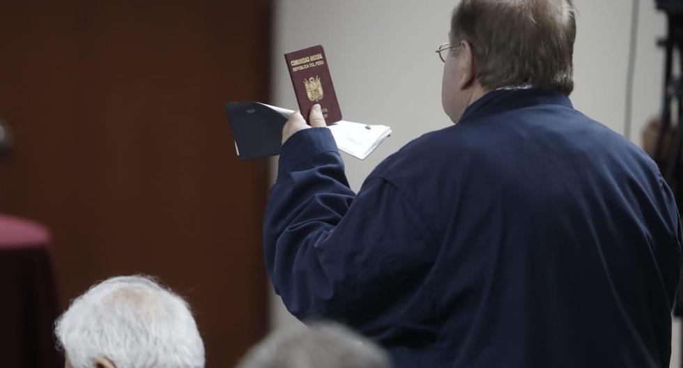 El ex ministro Luis Nava hizo entrega de sus pasaportes al Poder Judicial. (Foto: César Campos / GEC)
