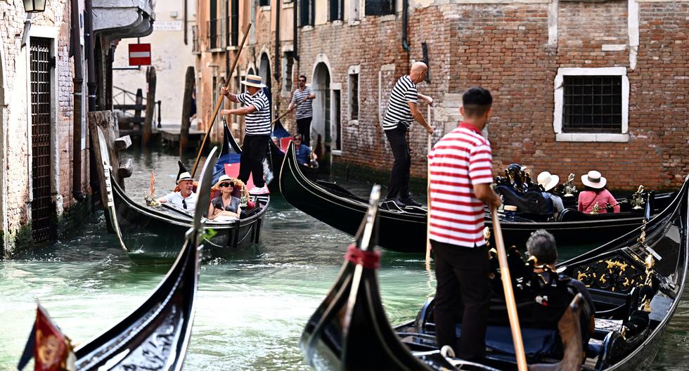 Varios grupos de turistas pasean en góndola el 3 de setiembre del 2023 en Venecia. (Foto: AFP)