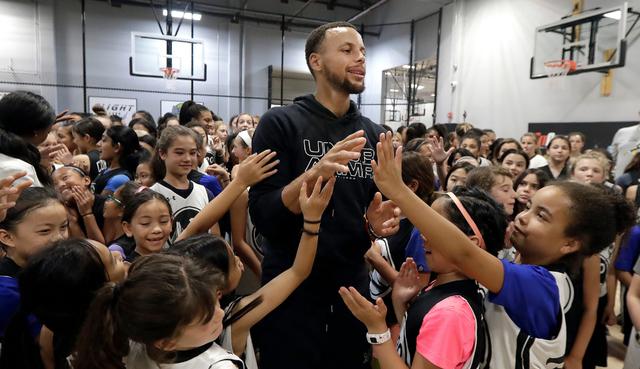 Stephen Curry no solo es un grande dentro de las canchas de básquetbol sino también fuera de ellas con sus increíbles gestos con sus seguidores. (Fotos: AP)