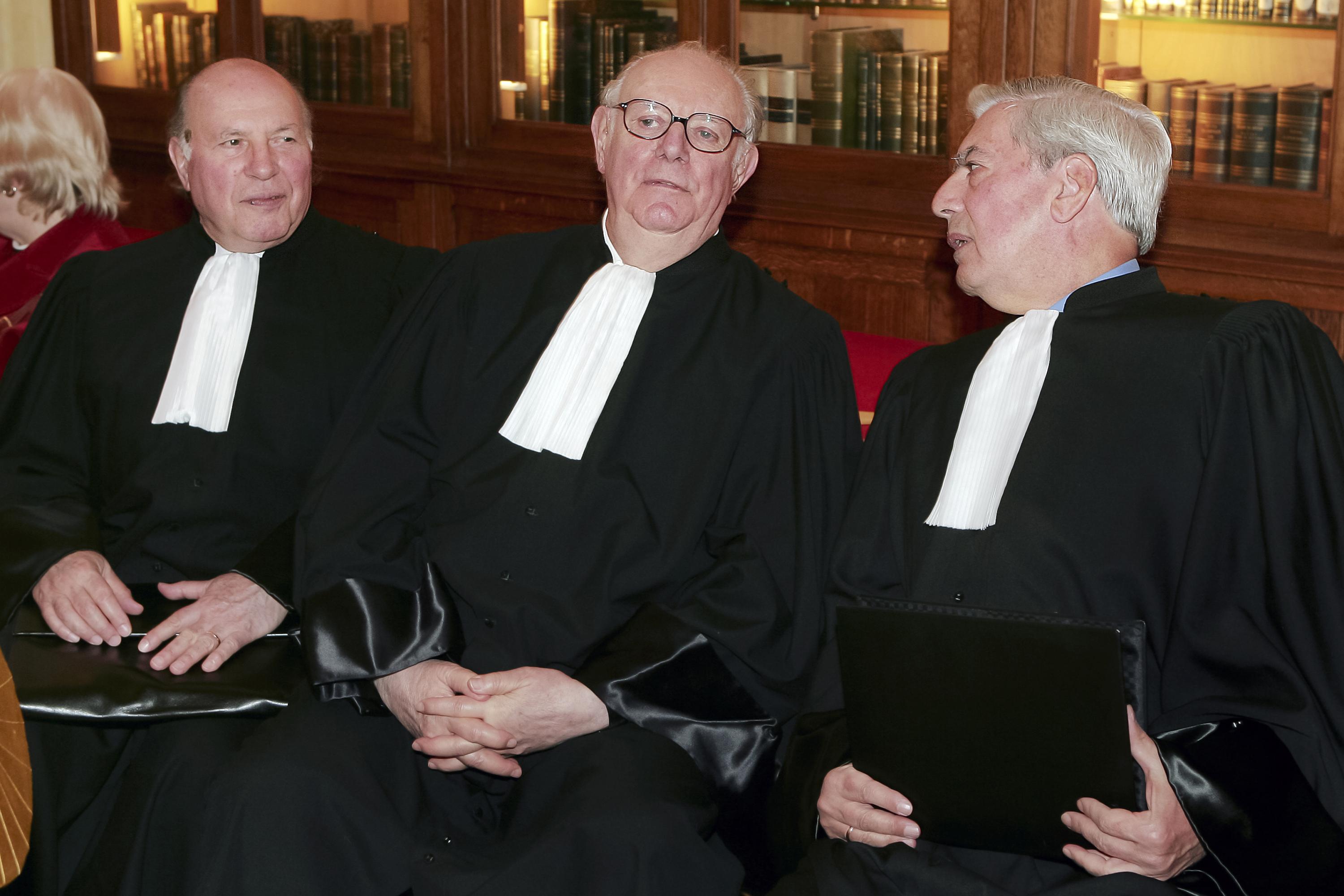 Tres Nobel juntos. De izquierda a derecha: Imre Kertész, Darío Fo y MVLL durante la entrega de un honoris causa en La Sorbona, París, en el 2005.