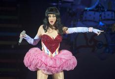 Katy Perry queda fascinada con el trasero de una cantante (VIDEO)