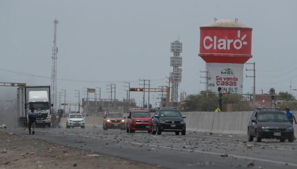 Vuelven a bloquear Panamericana Sur, altura Barrio Chino, Ica. (Foto: Alessandro Currarino/El Comercio)