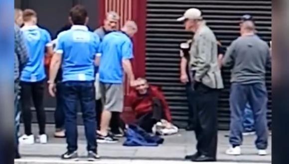 Un vagabundo fue atacado por un sujeto en Dublín, Irlanda. La acción fue reprochada por los usuarios de YouTube. (Captura)