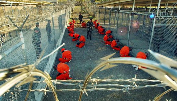 En esta foto publicada el 18 de enero de 2002 por el Departamento de Defensa, miembros de Al Qaeda y los talibanes detenidos en el Campamento Rayos X en la Base Naval de la Bahía de Guantánamo, Cuba. (AFP PHOTO / US NAVY / Shane T.McCOY).