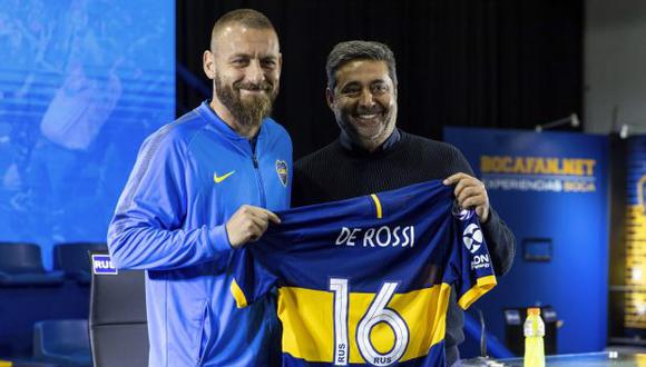Daniele De Rossi con el presidente de Boca Juniors, Daniel Angelici. (Foto: AP)